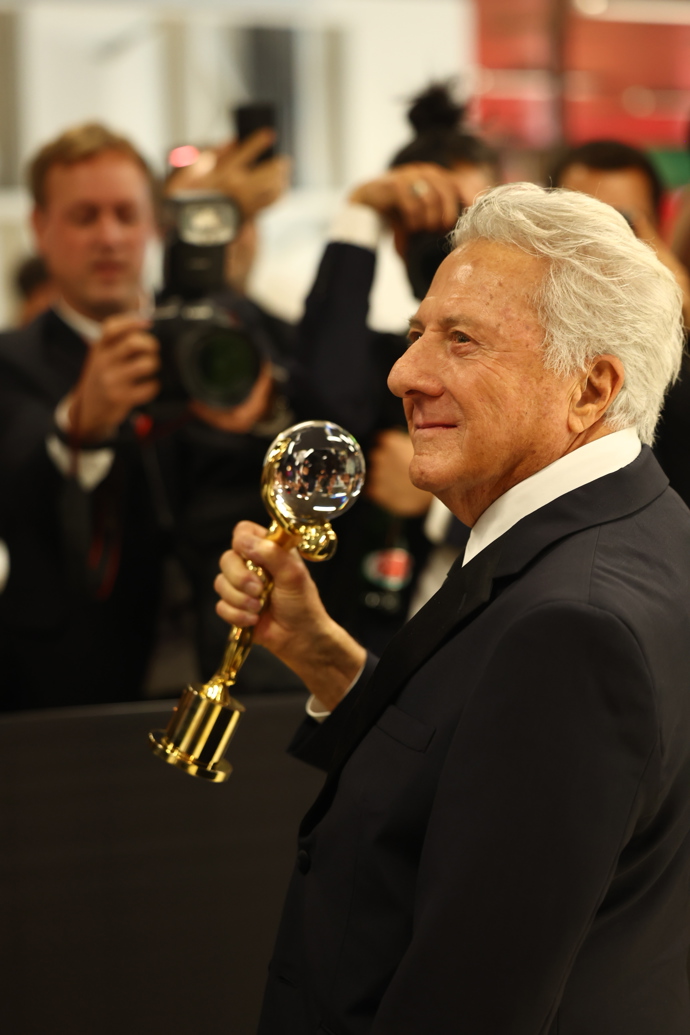 FOTO: Dustin Hoffman s Křišťálovým globusem za mimořádný umělecký přínos světové kinematografii. – stránka 806