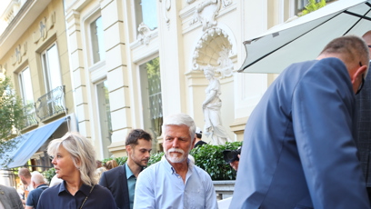 FOTO: Prezident Petr Pavel nabídl své ženě rámě.