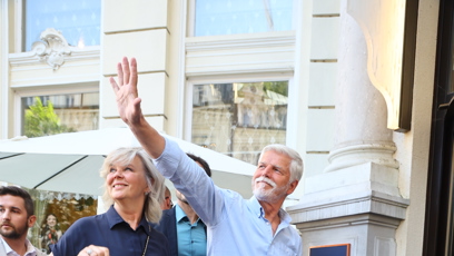 FOTO: Prezident Petr Pavel fanouškům zamával.