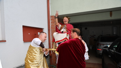 FOTO: Petr Janda dorazil na svou oslavu jako Julius Caesar.