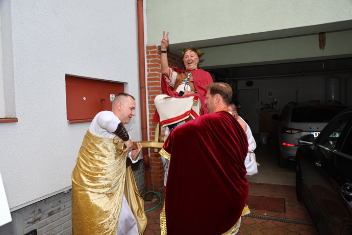 FOTO: Petr Janda dorazil na svou oslavu jako Julius Caesar. – stránka 43