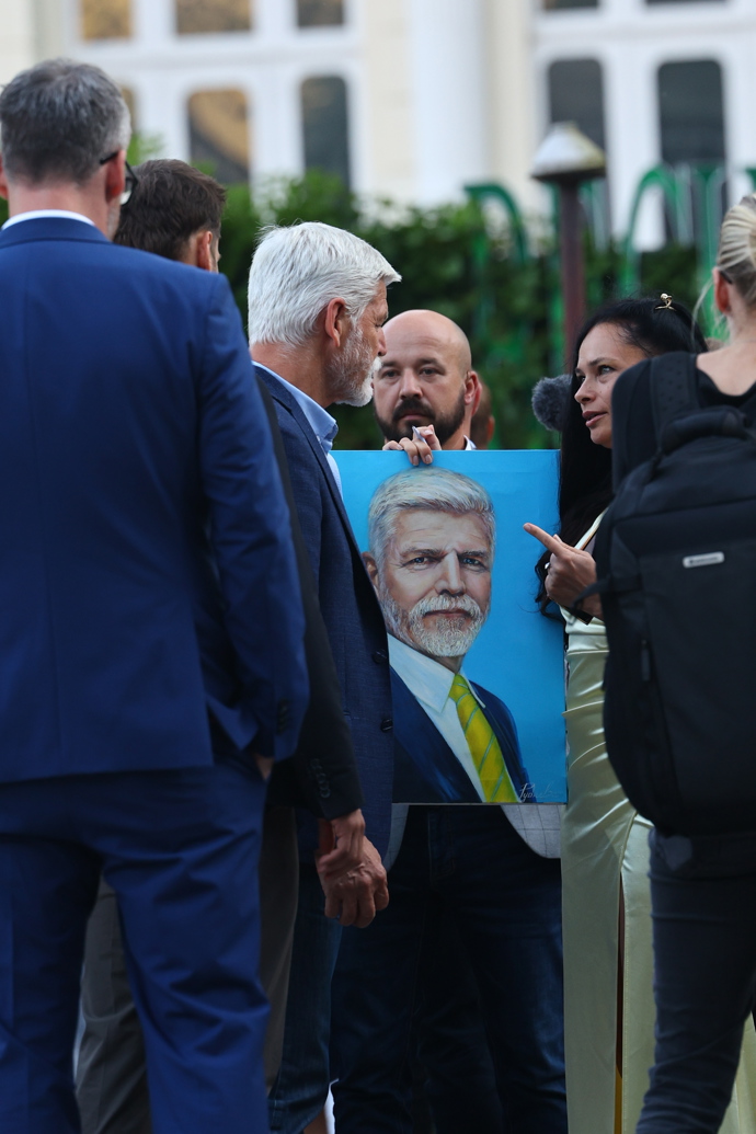 FOTO: Petr Pavel se svojí podobiznou. – stránka 54