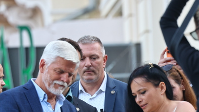 FOTO: Petr Pavel si přebírá svůj obraz od ukrajinské umělkyně.