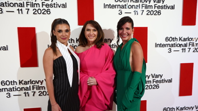 FOTO: Romana Goščíková a Denisa Pfauserová v modelech návrhářky Martiny Pipkové Loudové (uprostřed).