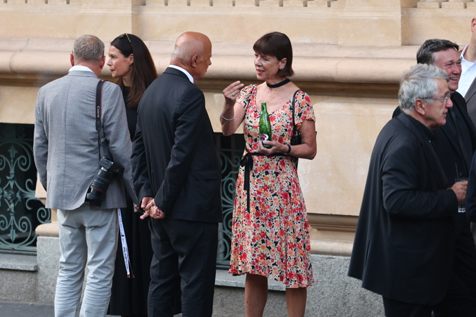 FOTO: Andrea Bartošková diskutovala s přáteli. – stránka 13