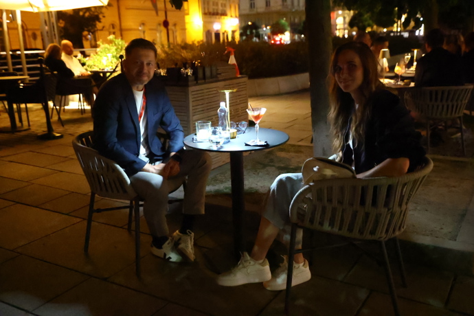 FOTO: Vít Rakušan si užíval romantiku na kolonádě. – stránka 1304