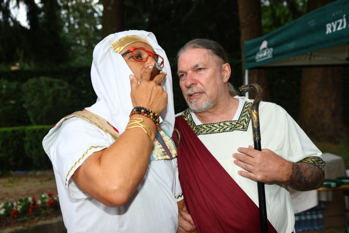 FOTO: Zoli Šallai z kapely No Name si dopřál doutníček. – stránka 1
