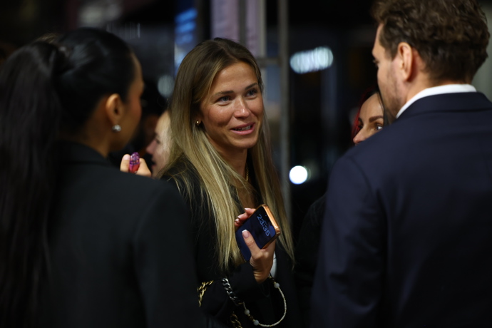 FOTO: Mirek Dubovický byl na festivalu ve Varech s partnerkou Sarah, potkal tam ale i svou ex Veroniku Kopřivovou. – stránka 804