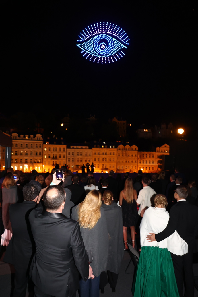 FOTO: Dronová show ve Varech. – stránka 792