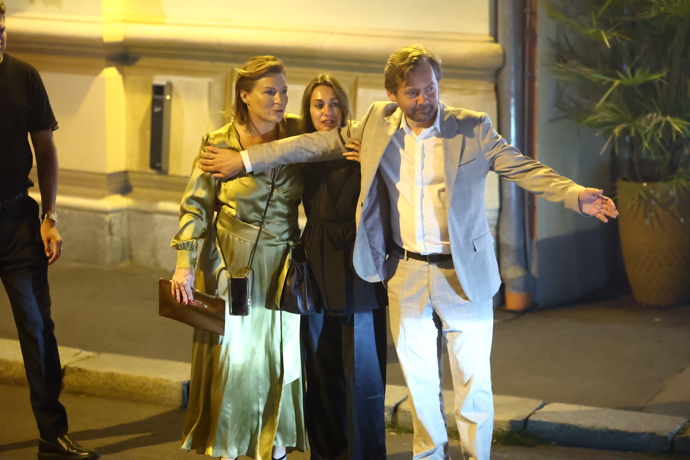 FOTO: Petr Lněnička bránil svou dámu a Lenku Krobotovou před autem vlastním tělem.
