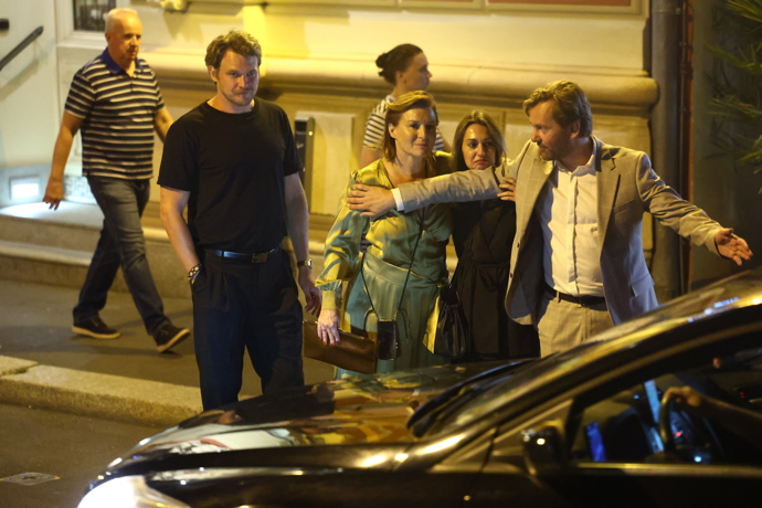 FOTO: Petr Lněnička bránil svou dámu a Lenku Krobotovou před autem vlastním tělem. – stránka 9
