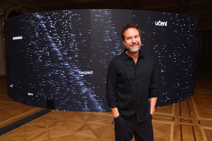 FOTO: Milan Cais připravuje dílo pro letošní 14. ročník Signal Festivalu. – stránka 1