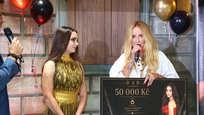FOTO: Vendula Pizingerová převzala krásný dar pro svou nadaci.