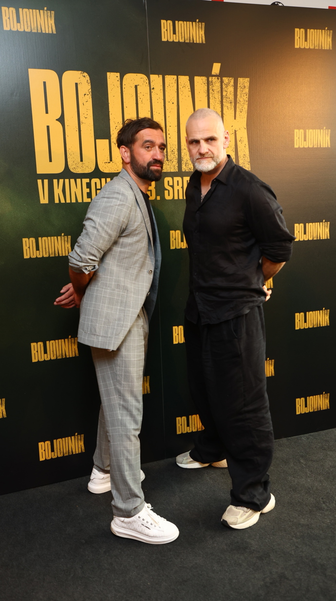 FOTO: Ján Jackuliak a Milan Ondrík jsou hlavní herci ve filmu Bojovník. – stránka 8