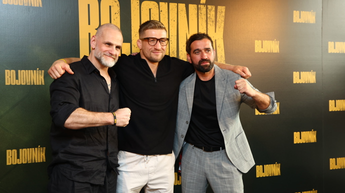 FOTO: Ján Jackuliak a Milan Ondrík s profesionálním zápasníkem Davidem Kozmou.