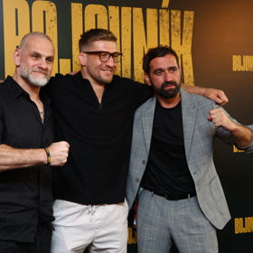 Ján Jackuliak a Milan Ondrík s profesionálním zápasníkem Davidem Kozmou.