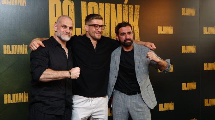 FOTO: Ján Jackuliak a Milan Ondrík s profesionálním zápasníkem Davidem Kozmou. – stránka 3