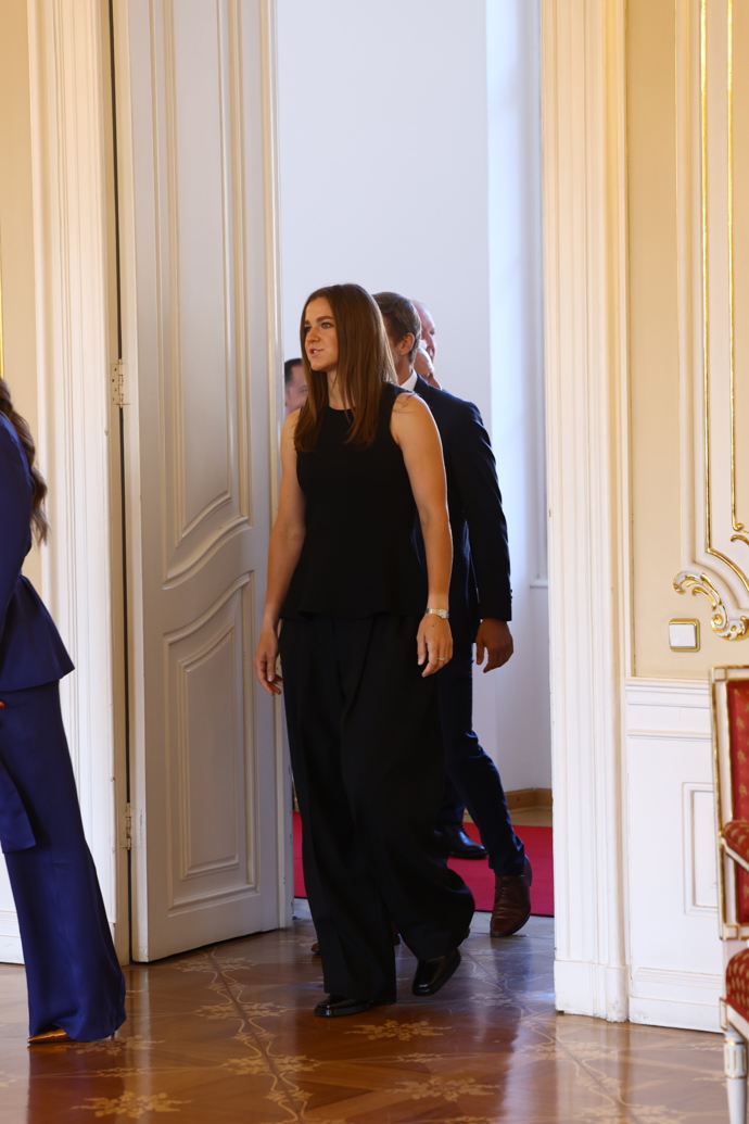 FOTO: Finalistka Karolína Muchová dorazila na oficiální přijetí v moderním černém outfitu. – stránka 1