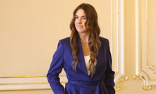 Nová wimbledonská šampionka Linda Nosková oslnila na Pražském hradě v elegantním královsky modrém kalhotovém kostýmu.