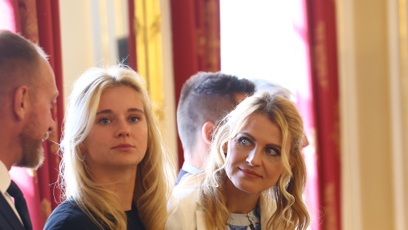 FOTO: Bývalá tenistka Lucie Šafářová dodala události lesk v romantických bílo-modrých šatech s květinovým vzorem.