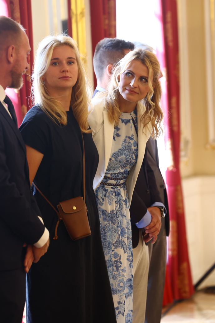 FOTO: Bývalá tenistka Lucie Šafářová dodala události lesk v romantických bílo-modrých šatech s květinovým vzorem.