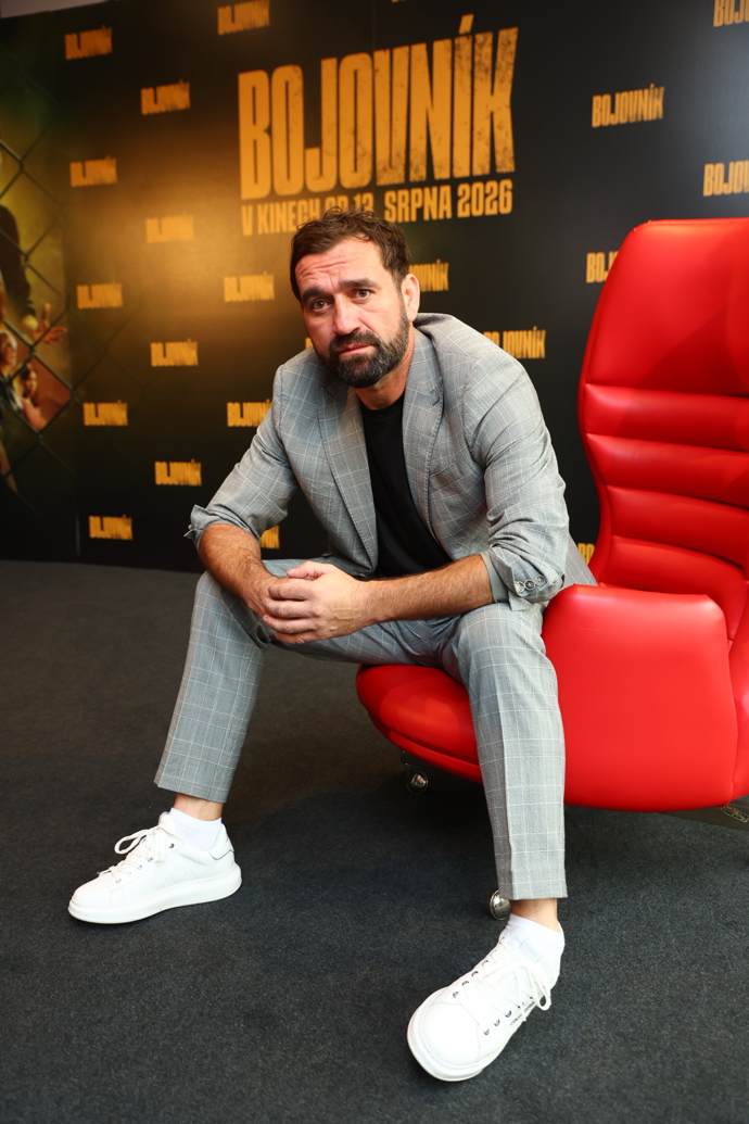 FOTO: Milan Ondrík prošel kvůli filmu Bojovník tvrdou přípravou. – stránka 4