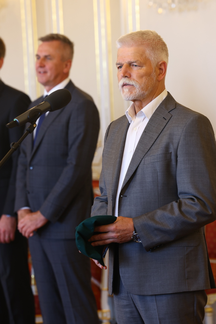 FOTO: Prezident Petr Pavel během oficiálního proslovu třímal v rukou zelenou wimbledonskou kšiltovku, kterou mu daroval tenisový tým. – stránka 6