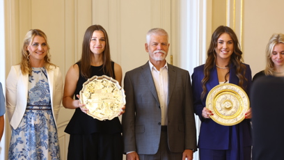 FOTO: Pózování s wimbledonskými talíři.