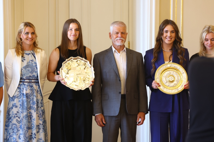 FOTO: Pózování s wimbledonskými talíři. – stránka 12