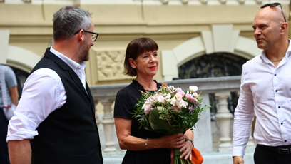 FOTO: Andrea Bartošková před hotelem Pupp.