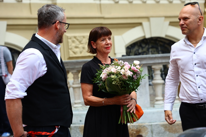 FOTO: Andrea Bartošková před hotelem Pupp. – stránka 312