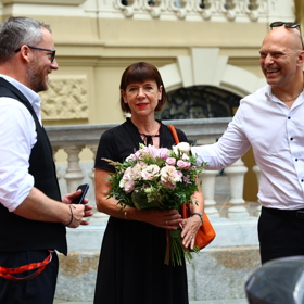 Andrea Bartošková dostala krásnou kytici.