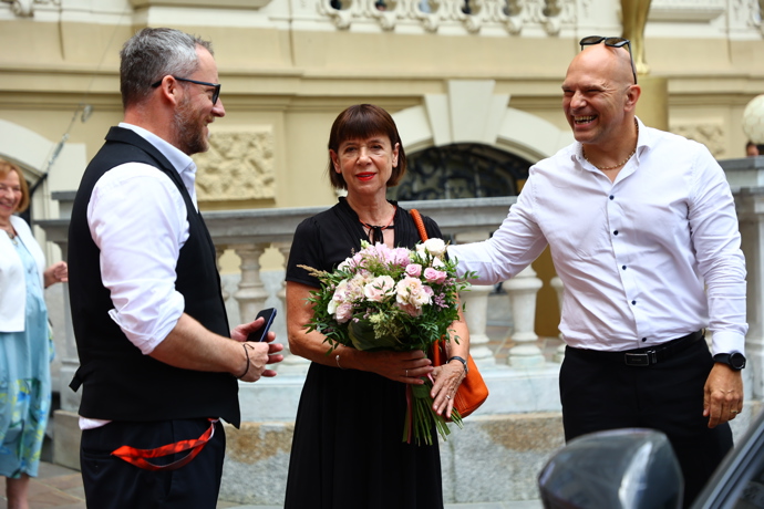 FOTO: Andrea Bartošková dostala krásnou kytici. – stránka 311
