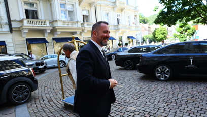FOTO: Ministr Igor Červený dorazil do Varů.