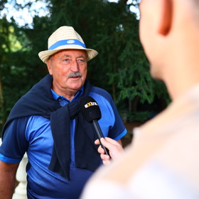Antonín Panenka na oslavě Petra Jandy.