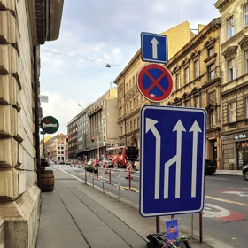 U cedule se objevilo improvizované pietní místo.