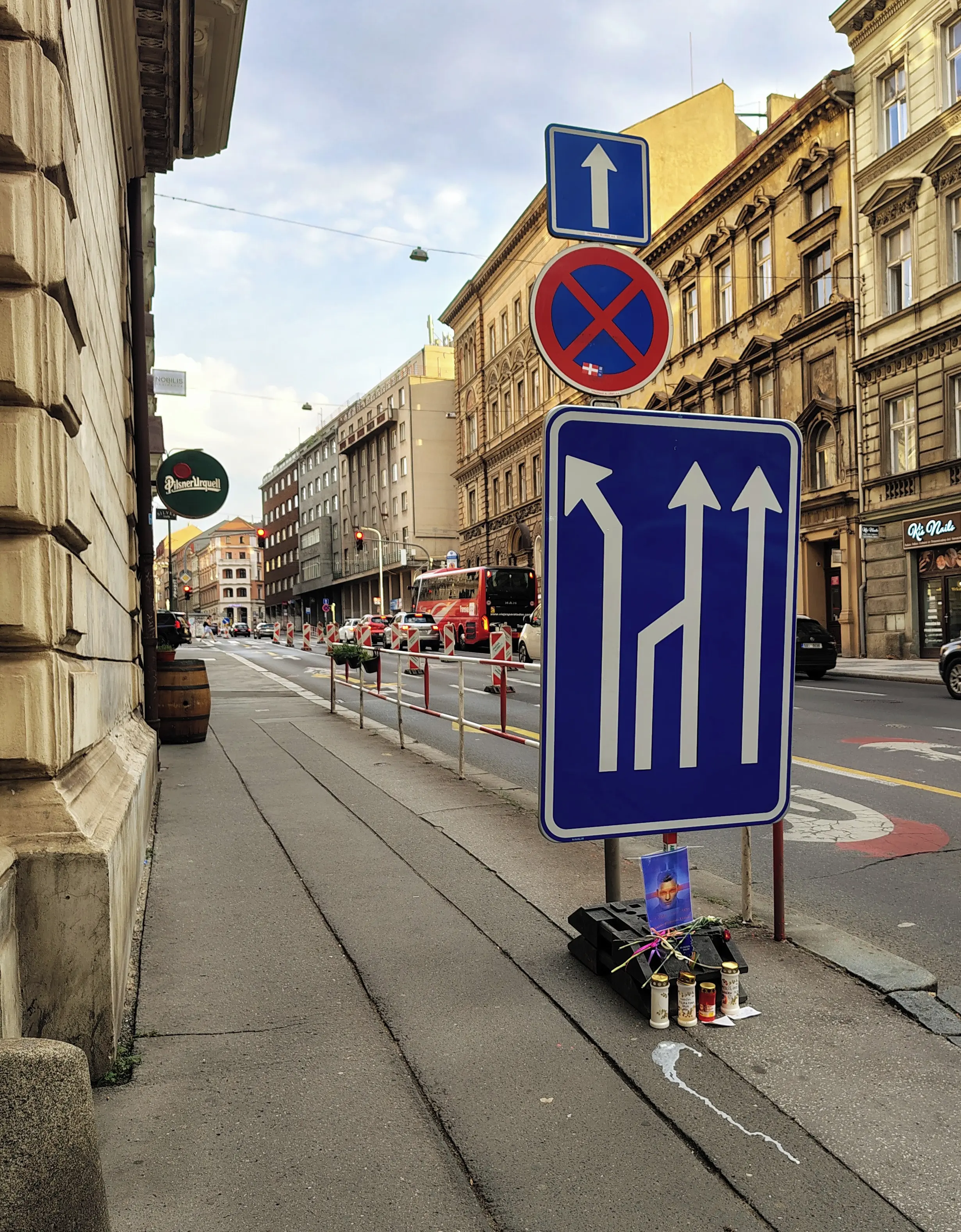FOTO: U cedule se objevilo improvizované pietní místo.