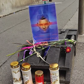Celá pieta nabývá spíše satirického dojmu.