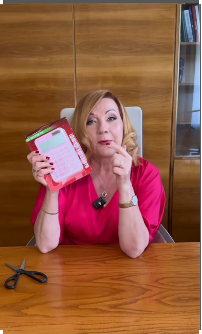 FOTO: Alena Schillerová s růžovou kalkulačkou.