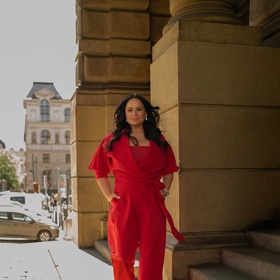 Návrhářka Martina Pipková Loudová do širokých kalhot obléká například Jitku Čvančarovou, která své modely doplňuje šperky od Klenoty Aurum...