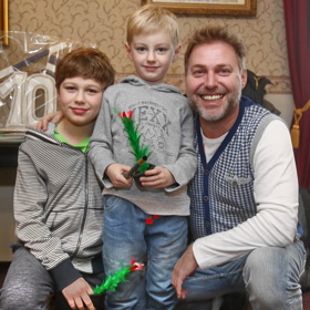 Roman Ondráček z dua Těžkej Pokondr se svými dvěma syny.