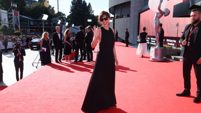 FOTO: Maggie Gyllenhaal na červeném koberci.