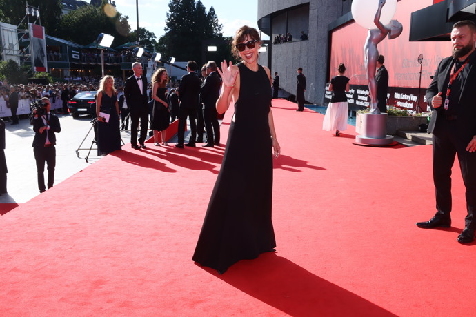 FOTO: Maggie Gyllenhaal na červeném koberci. – stránka 700