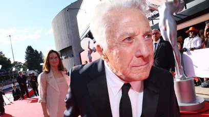 FOTO: Dustin Hoffman byl na koberci v rozverné náladě.