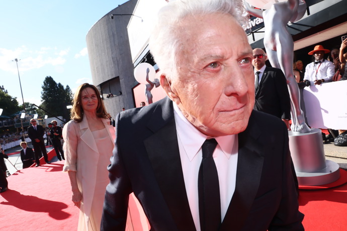FOTO: Dustin Hoffman byl na koberci v rozverné náladě. – stránka 734