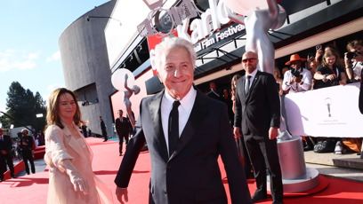 FOTO: Dustin Hoffman byl na koberci v rozverné náladě.