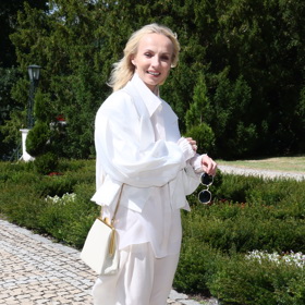 Světlé tóny letošní festivalové módě kralovaly. Po bílém monochromatickém outfitu sáhla i Jana Plodková, která oblékla zkrácené sako.