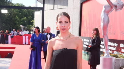 FOTO: Debbie Brown na červeném koberci.