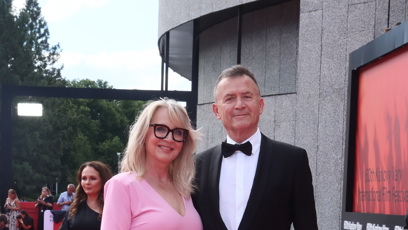 FOTO: Petra Fonda na červeném koberci.