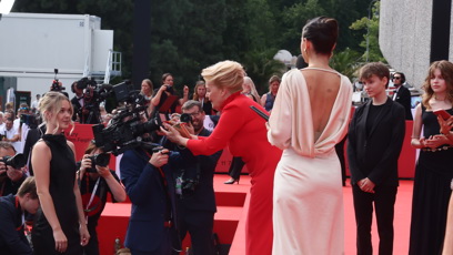 FOTO: Magda Vašáryová podepsala kameru.